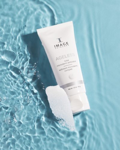 AGELESS-TOTAL-MICRODERM-EXFOLIATOR-LIFESTYLE-01b AGELESS-TOTAL-MICRODERM-EXFOLIATOR-LIFESTYLE-01b